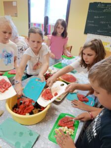 10.7.-Louceni-se-sk.-rokem-ovocny-salat-4.jpg
