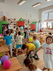 Tyden-splnenych-prani-balonkovo-pyzamova-party-2.jpg